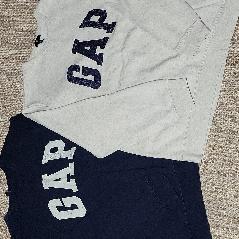 2 Mens Gap sweatshirts